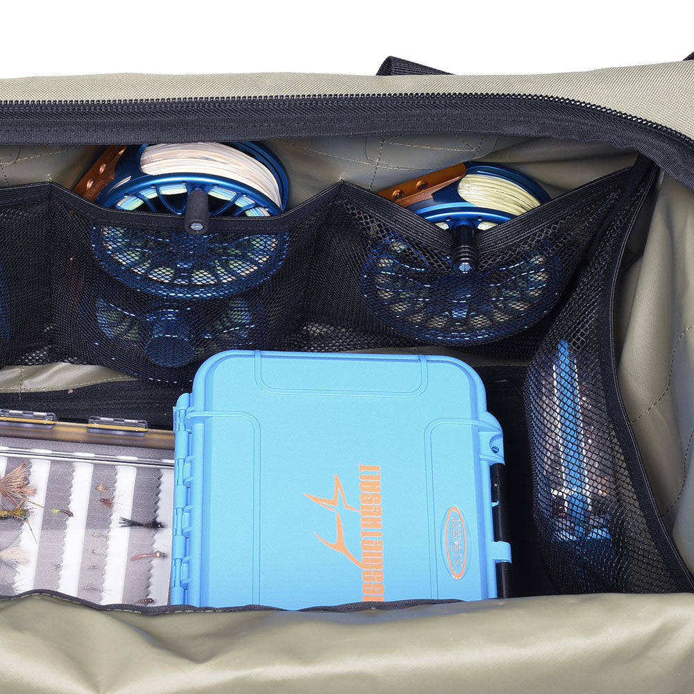 Vision All In One Bag Frontansicht Olive, Vision All In One Bag mit geöffnetem Hauptfach, Vision All In One Bag Endfächer für nasse Wathosen, Detail Schultergurt Vision All In One Bag, Vision All In One Bag Tragegriffe mit Klettverschluss, Fliegenfischer mit Vision All In One Bag am Fluss, Innenansicht Mesh-Taschen Vision All In One Bag, Vision All In One Bag Seitenfach für Zubehör