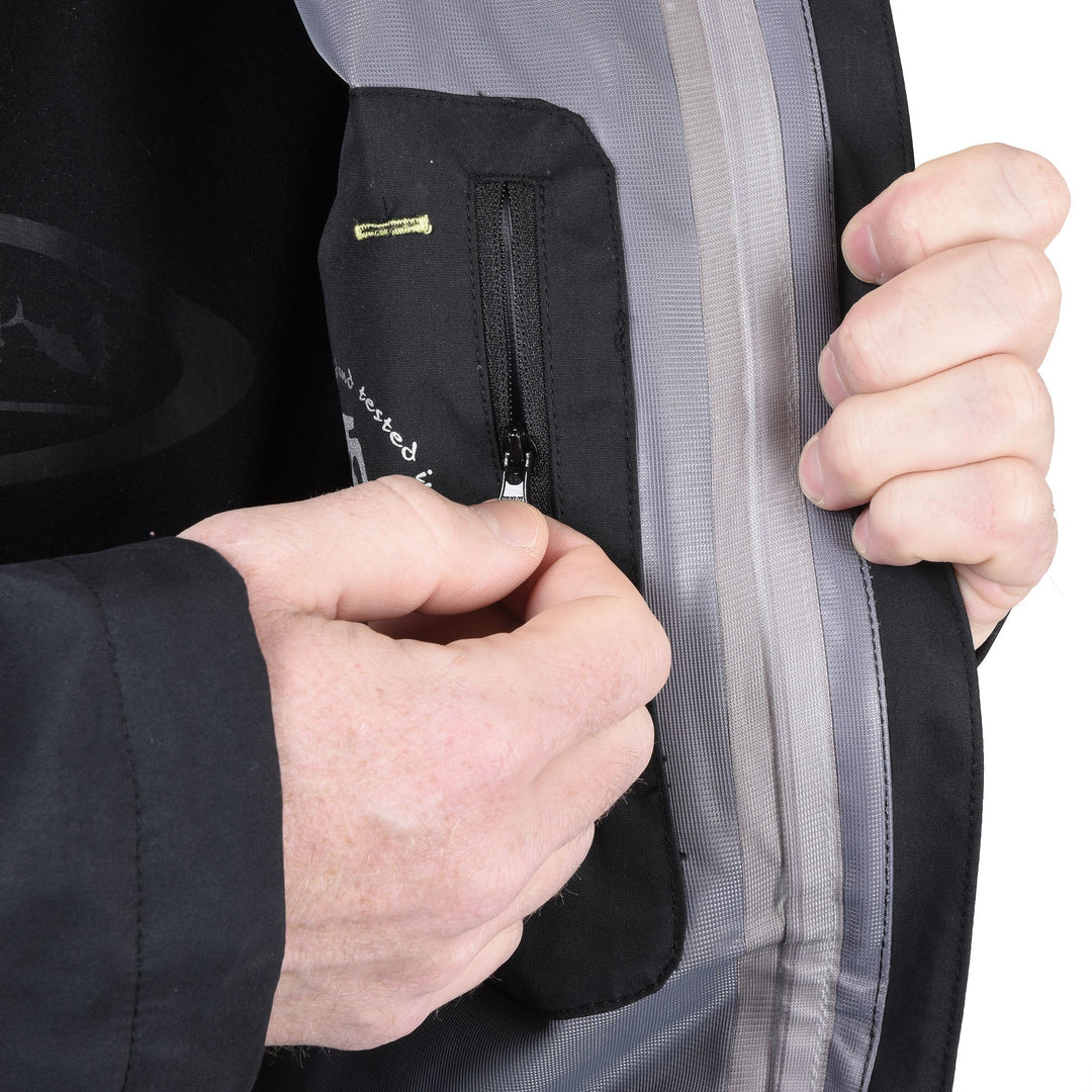 Vision Vene Jacket wasserdichte Angeljacke für Fliegenfischer, Robuste Vene Regenjacke zum Fliegenfischen in den Alpen, Vision Vene Jacket als äusserste Schicht beim Fliegenfischen, Fliegenfischer mit Vision Vene Jacket im Regen am Bergbach